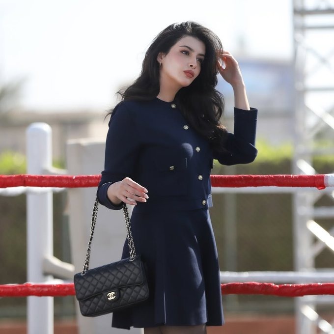 سارة بركة تظهر بإطلالة كلاسيكية في علي كلاي