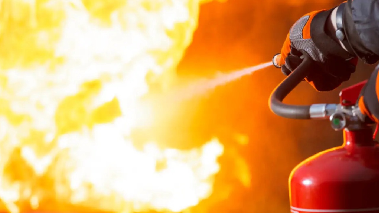 إخماد حريق في حافلة بالقويعية