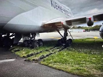 انحراف طائرة شحن في مطار بيرمينغهام الأمريكي.. صور