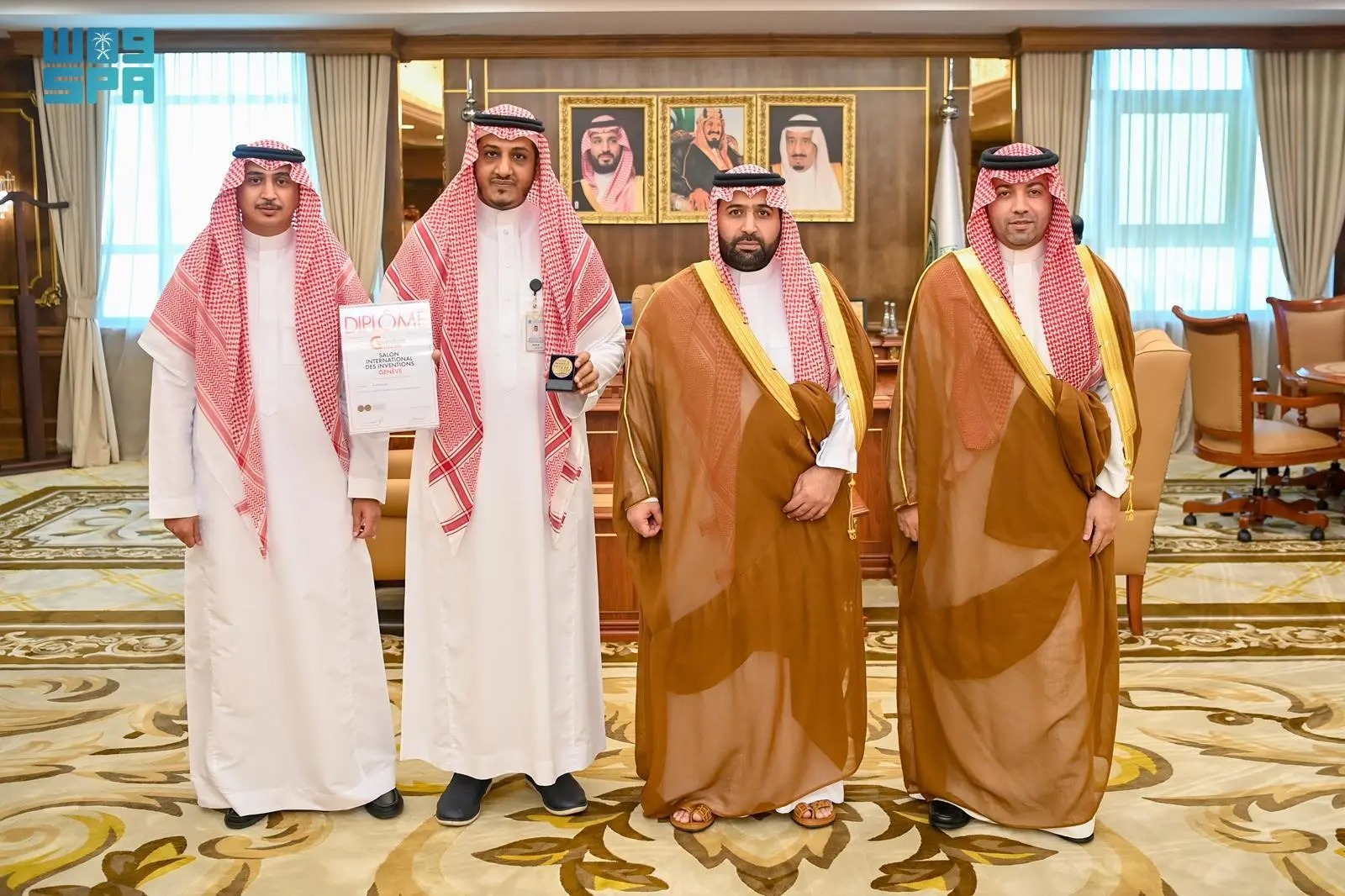 أمير جازان يكرم الصميلي نظير إنجازه الدولي في معرض جنيف الدولي للاختراعات