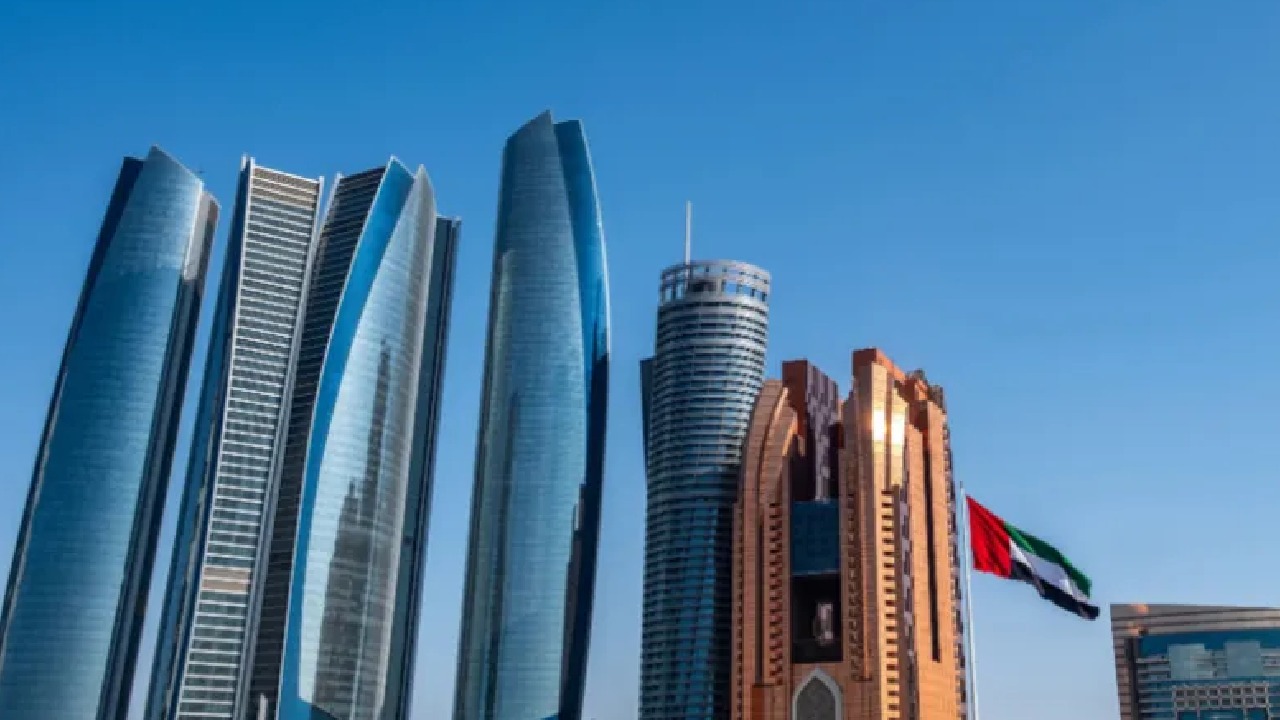 إصابة مصري وأردني بسقوط شظايا إثر اعتراضات ناجحة بأبوظبي