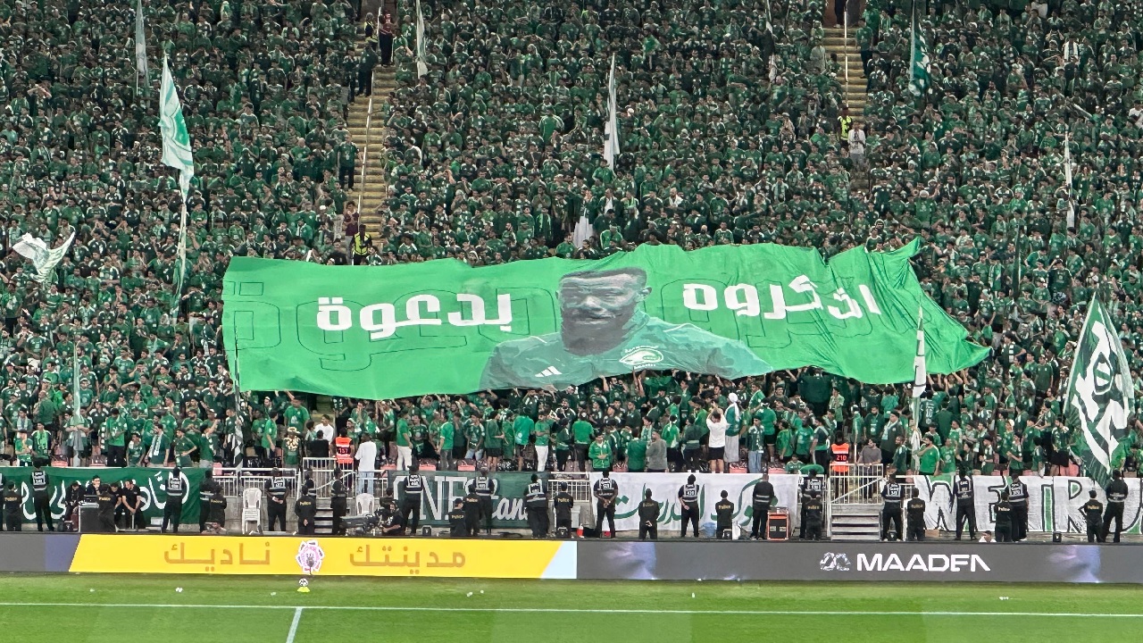 جماهير الأهلي ترفع لافتة دعم للكابتن فهد المولد