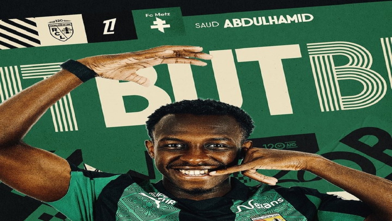 جمهور لانس يهز المدرجات بالهتاف لسعود عبدالحميد.. فيديو