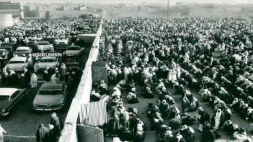 صورة نادرة للملك سعود وهو يصلي صلاة عيد الفطر بالرياض