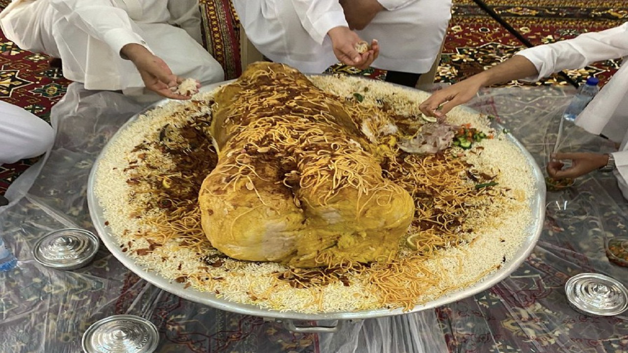 تحذير طبي: قطّع اللحم للآخرين باليد أثناء الأكل ينقل فيروسات