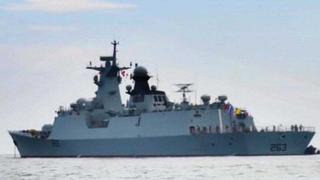 البحرية الباكستانية ترافق السفن التجارية وسط حرب إيران