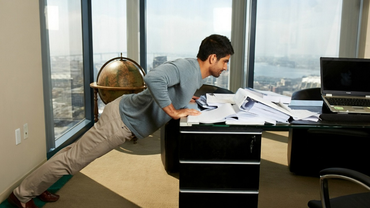 6 تمارين مفيدة لكل موظف يجلس في مكتبه بالساعات