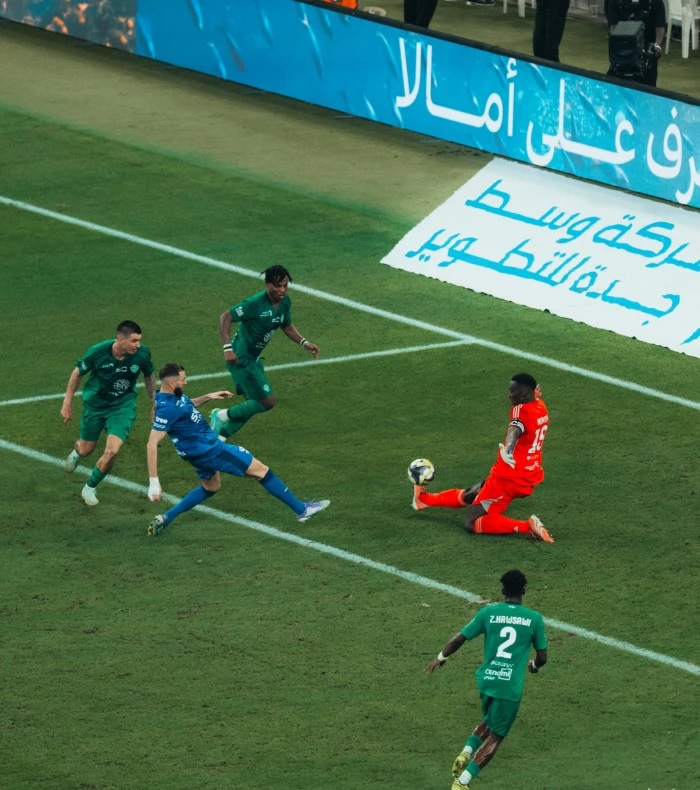 الهلال يتخطى الأهلي ويصعد لنهائي كأس الملك