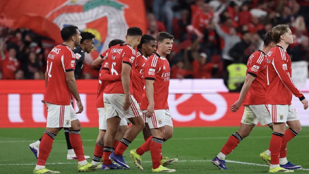 اليويفا يعاقب بنفيكا بعد تصرفات عنصرية أمام ريال مدريد