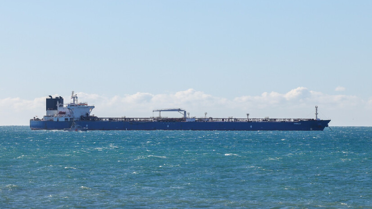 تعرض ناقلة نفط وفندق كراون بلازا بالمنامة للاستهداف .. فيديو