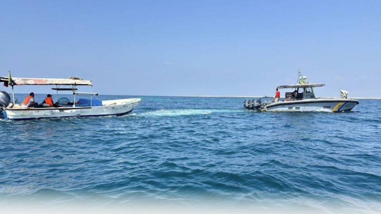 حرس الحدود بالشرقية ينقذ مواطنين تعطلت واسطتهما البحرية في عرض البحر