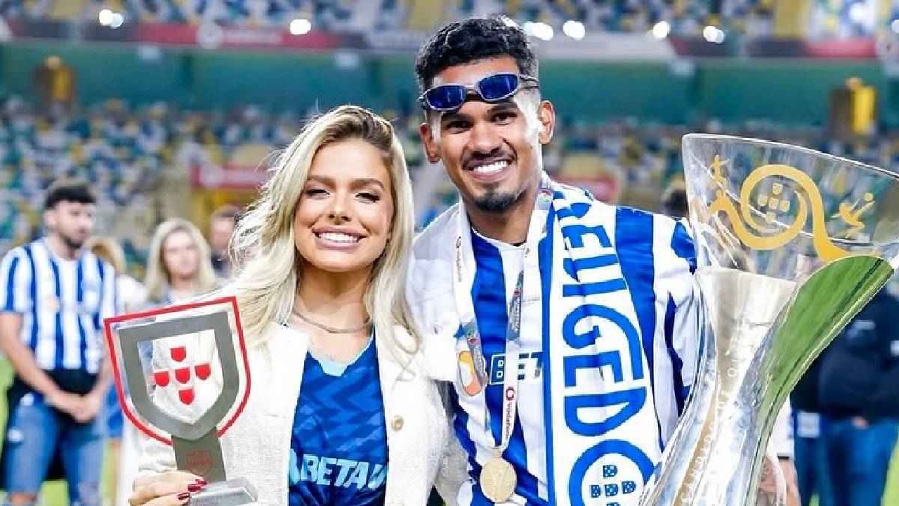 زوجة جالينو: قد يكلف أحد ملابسه ثمن جميع ملابسي