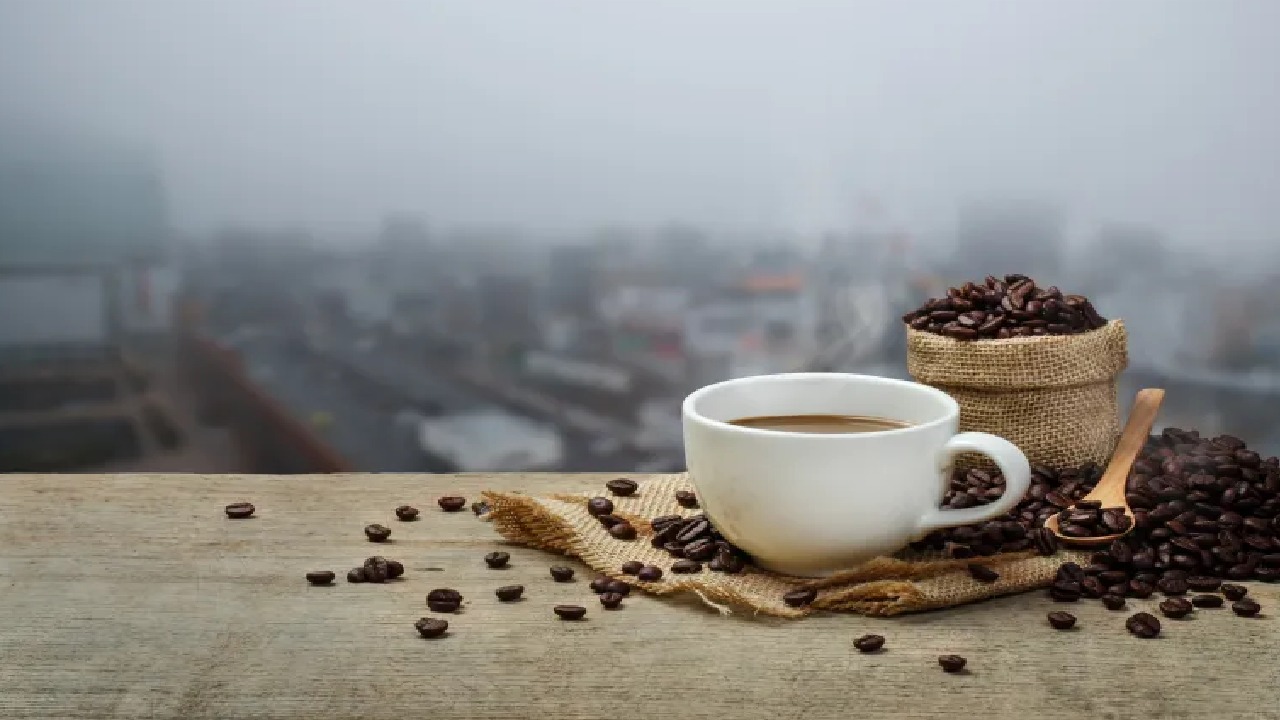 مخاطر لا تتوقعها عند شرب القهوة فور الاستيقاظ