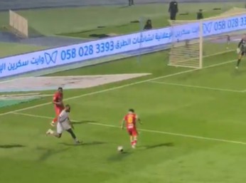 لاعبو القادسية يستعرضون مهاراتهم أمام الأهلي بأسلوب تيكا تاكا – فيديو