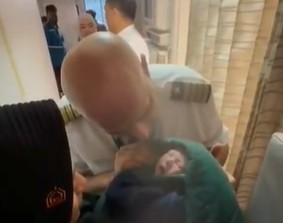 ولادة طفل على متن رحلة سعودية وكابتن الطائرة يرفع الأذان في أذنه.. فيديو