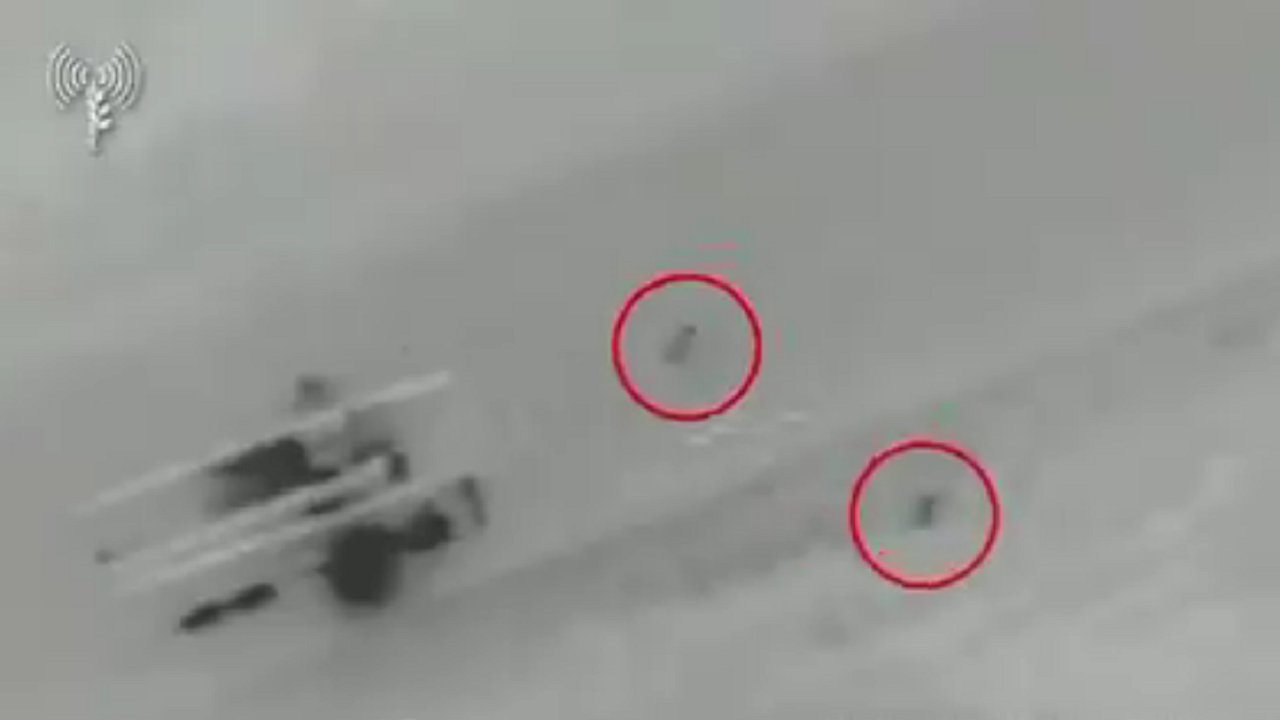 لحظة استهداف مسيّرة إسرائيلية لجنود الدفاع الجوي الإيراني.. فيديو