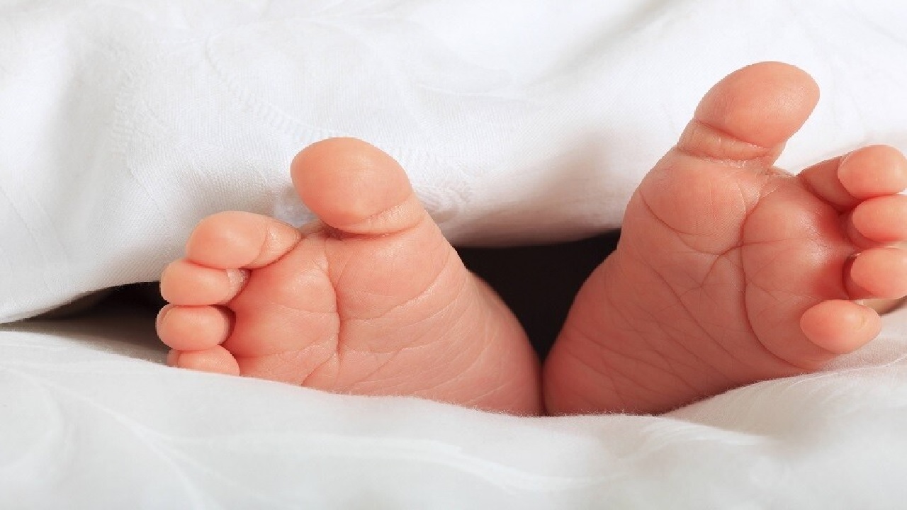 خبراء: كشف القدمين يساعد على النوم العميق
