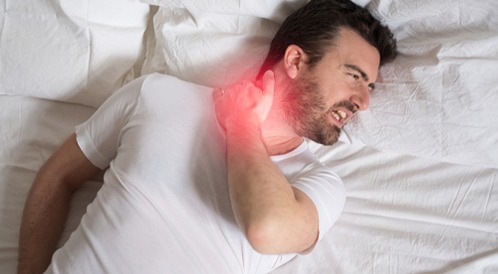 نصائح للحد من تشنج الرقبة أثناء النوم