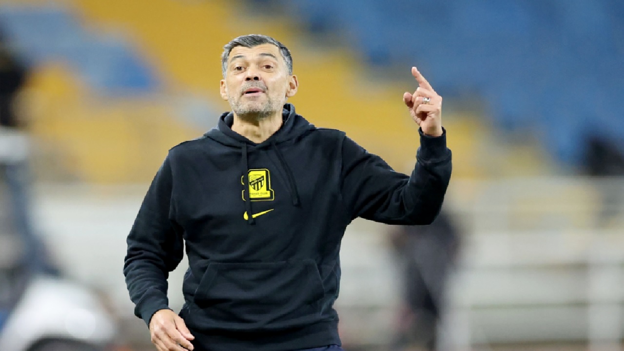 كونسيساو: الطرد أثر علينا كثير وبعض اللاعبين وصلوا أمس