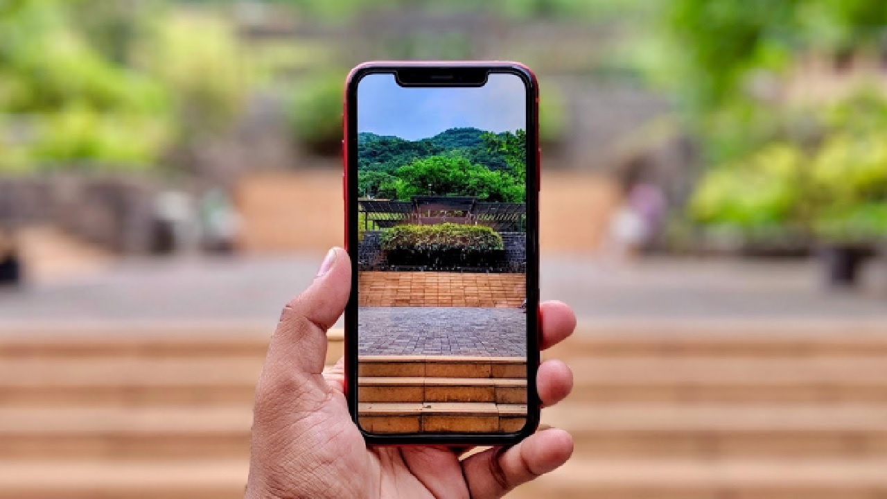 ميزة في آيفون تمنحك تصوير فيديو ثابت دون معدات.. فيديو