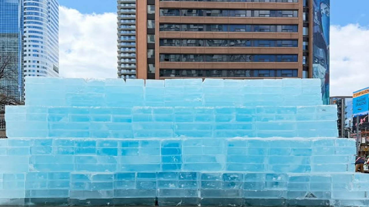 مغني يخفي تاريخ إصدار ألبومه الجديد في منحوتة ثلج ضخمة.. فيديو