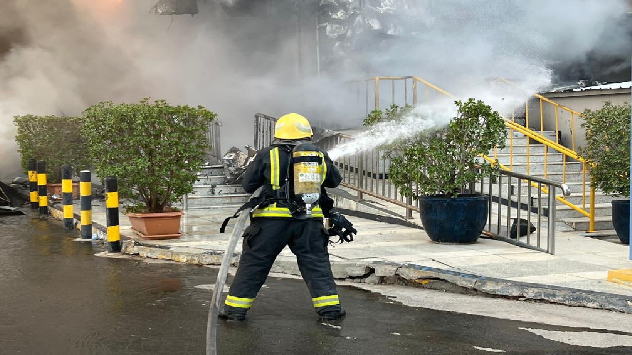 الدفاع المدني يخمد حريقًا في 3 محال للأثاث بالرياض