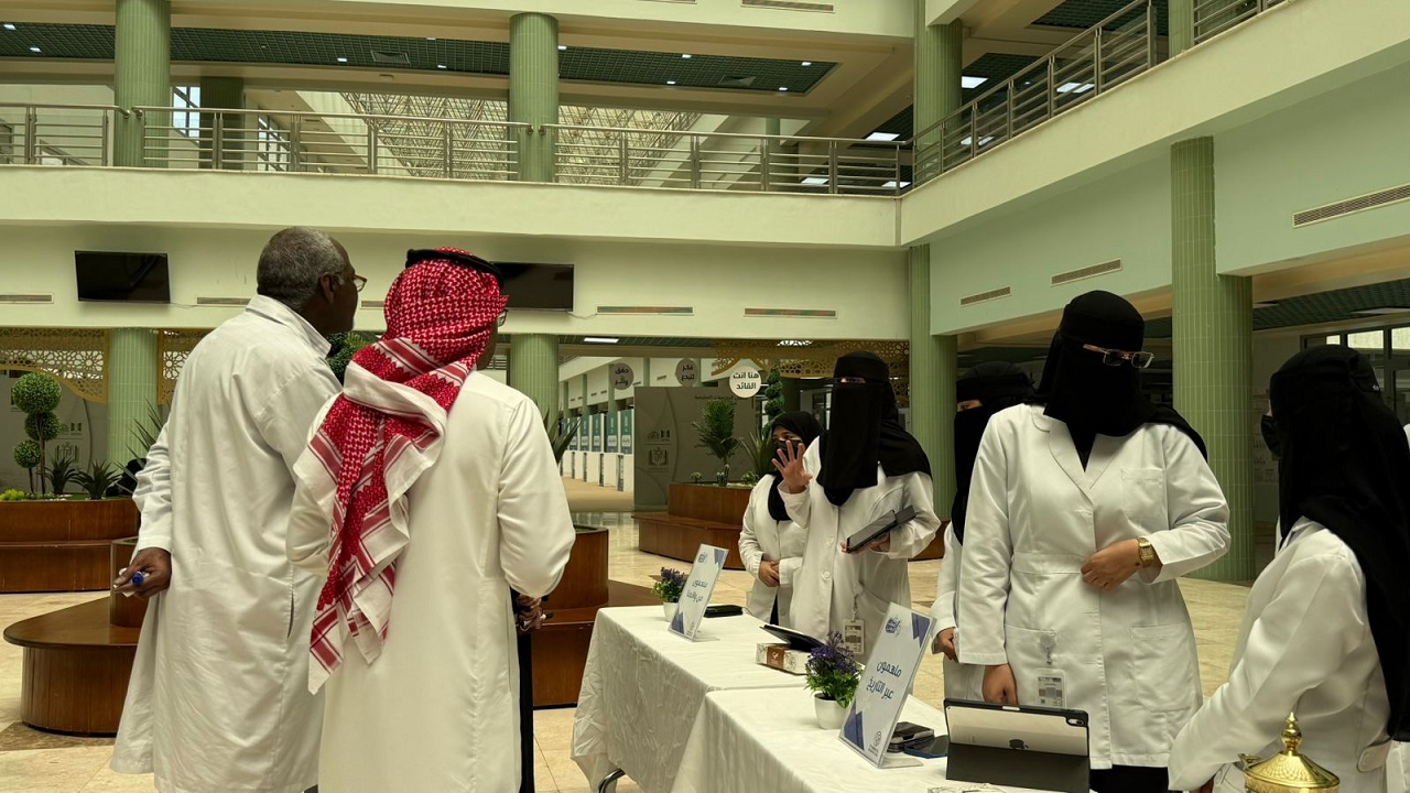 كلية الطب بجامعة تبوك تُقيم حملة “وراء المعطف الأبيض” لتعزيز الوعي الإنساني.. صور
