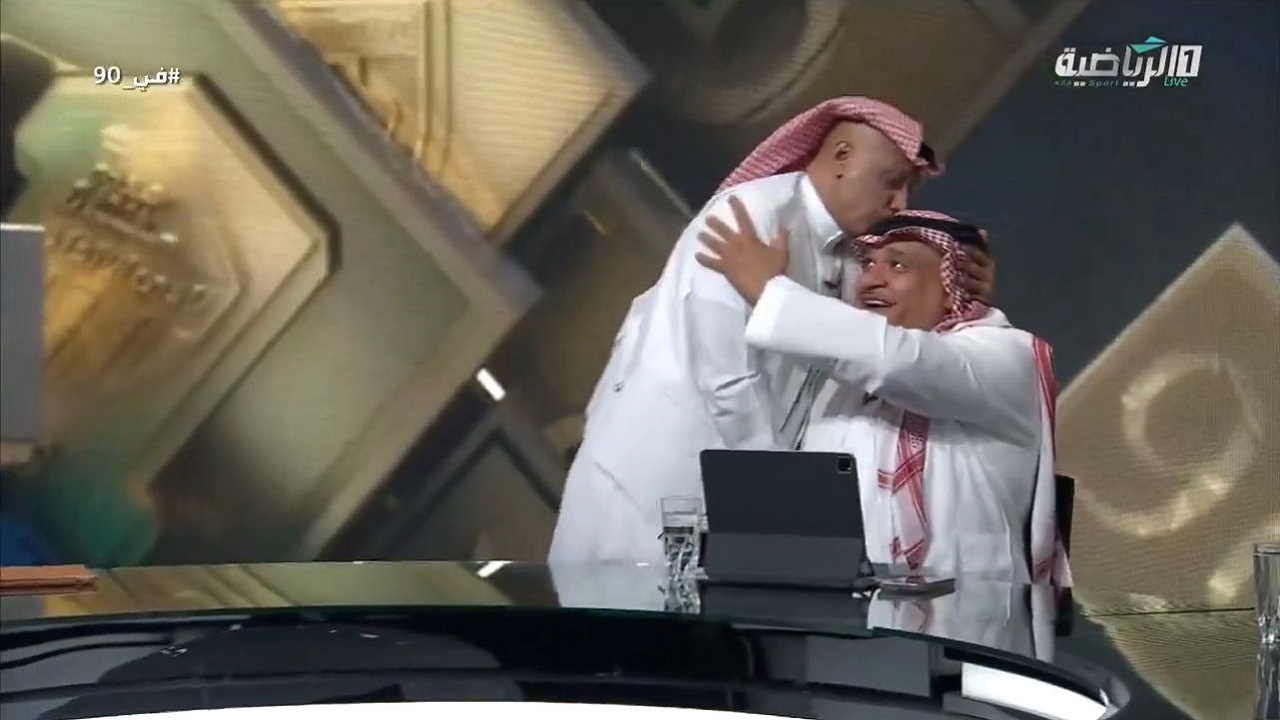 محمد عبدالجواد يُقبّل رأس محمد الخميس على الهواء تقديرًا لموقفه من الأهلي.. فيديو