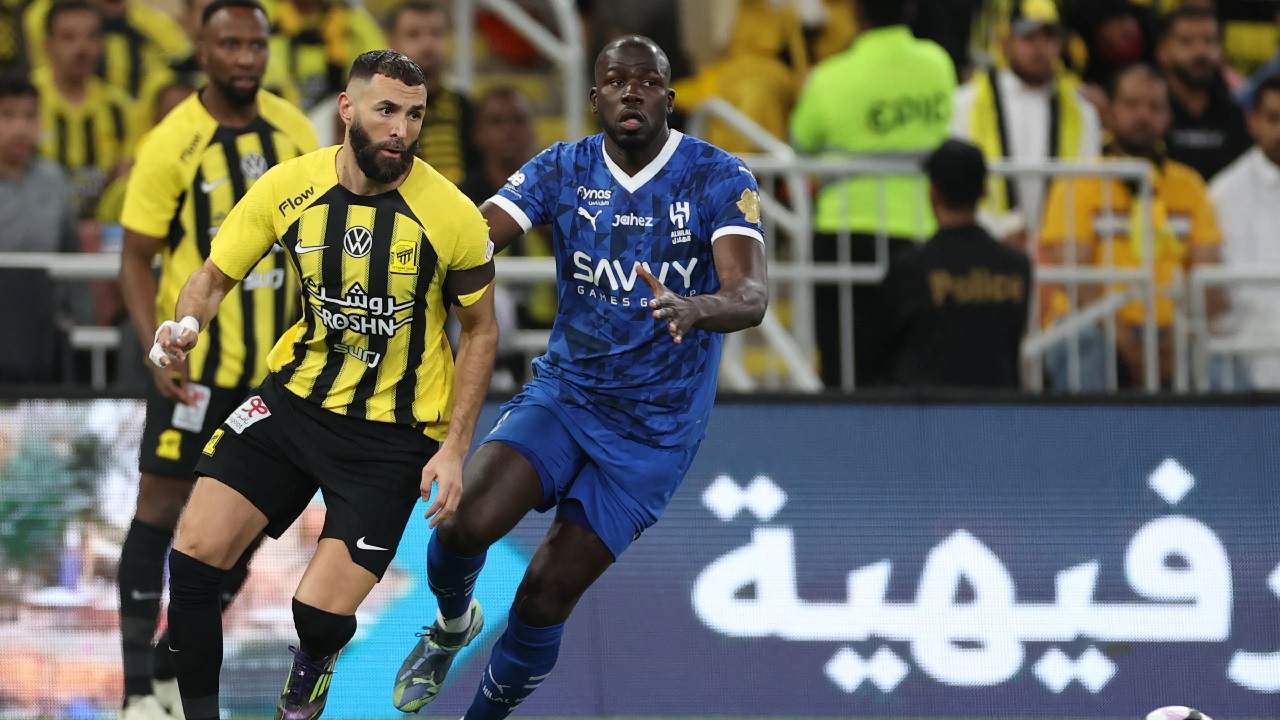 كوليبالي يكشف كواليس انتقال بنزيما إلى الهلال.. فيديو