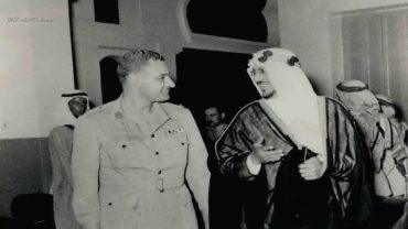 صورة تاريخية من استقبال الملك سعود لجمال عبدالناصر