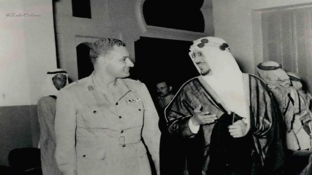 صورة تاريخية من استقبال الملك سعود لجمال عبدالناصر