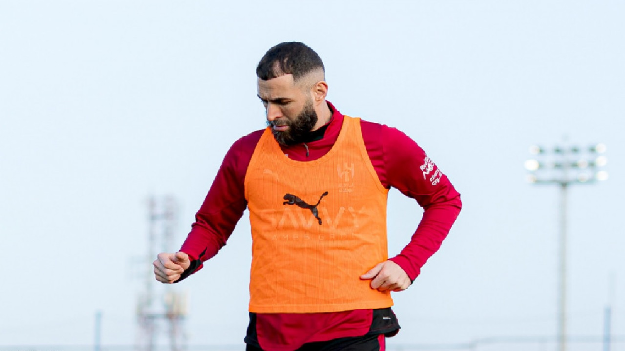 الهلال يتلقى ضربة موجعة بإصابة بنزيما وثنائي الفريق