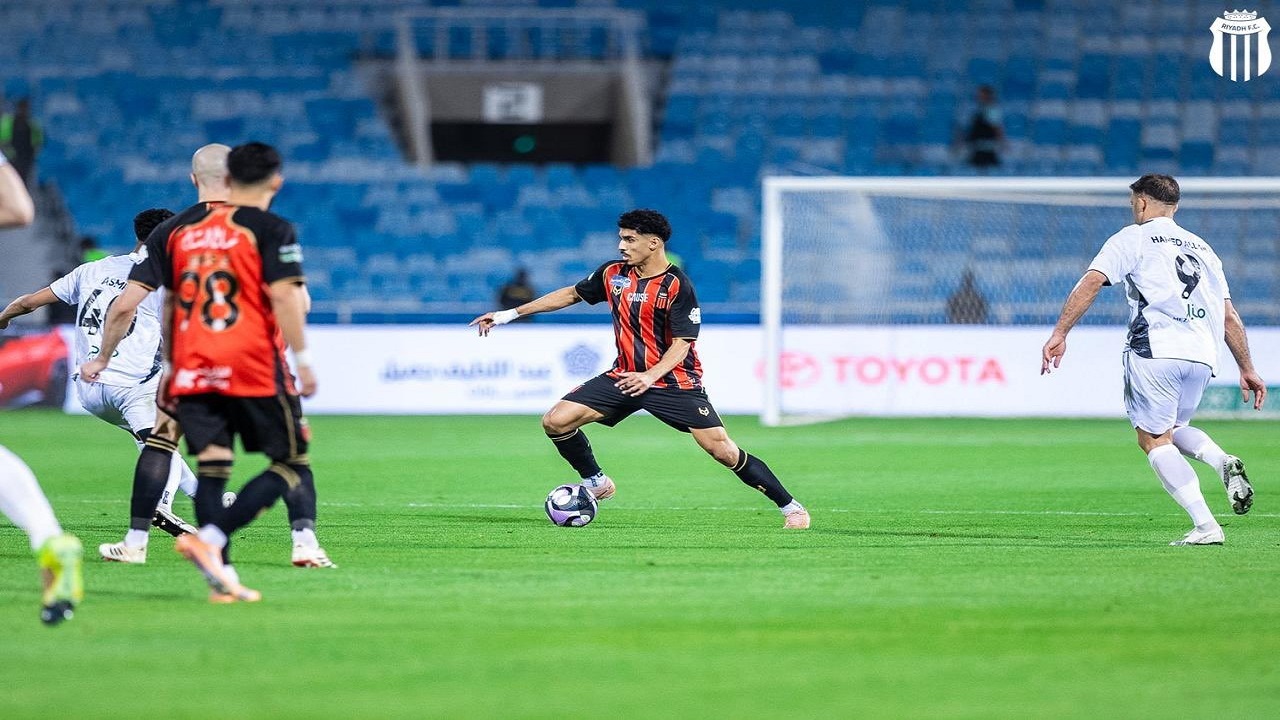 الشباب يتعادل مع الرياض
