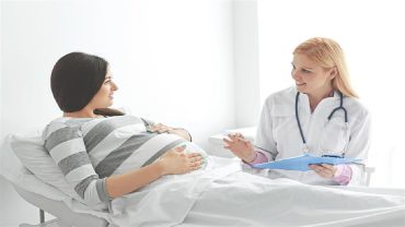 استشاري يوضح: الولادة القيصرية قرار طبي وليس اختيارًا شخصيًا.. فيديو