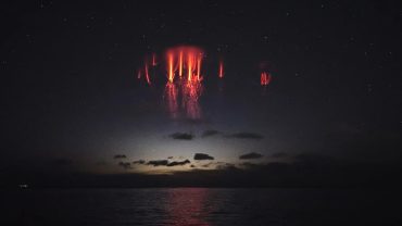 فلكية جدة ترصد اقتراب موسم “البرق الأحمر العابر”