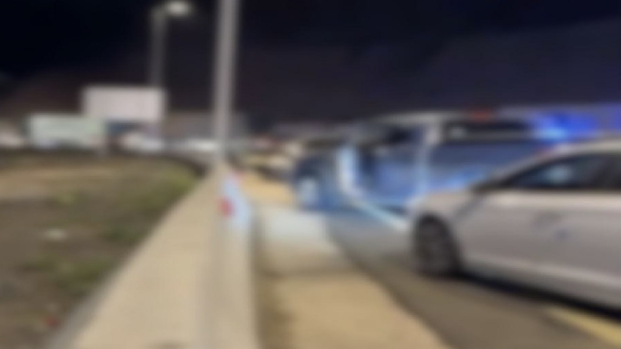 مرور عسير يباشر حادث اصطدام شاحنة بمركبة بعد فقدان السيطرة