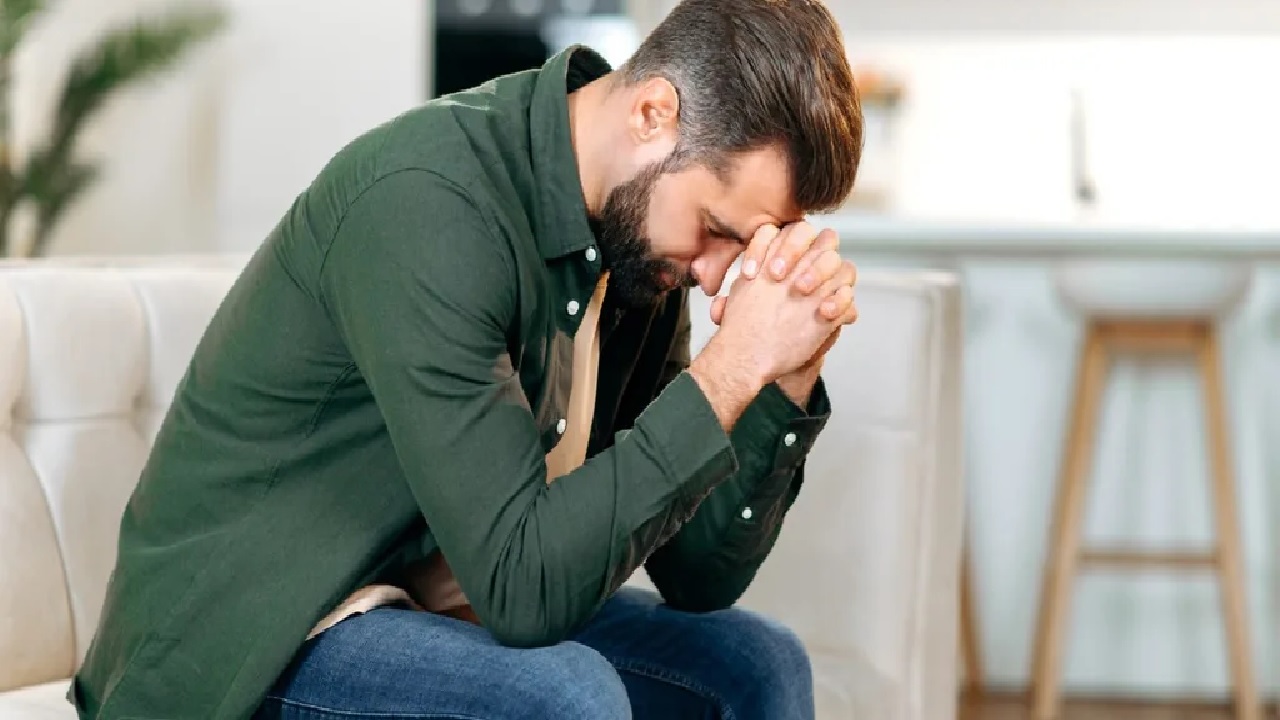 استشارية: الرجل لا يبكي فكرة خاطئة والبكاء ليس ضعفًا.. فيديو