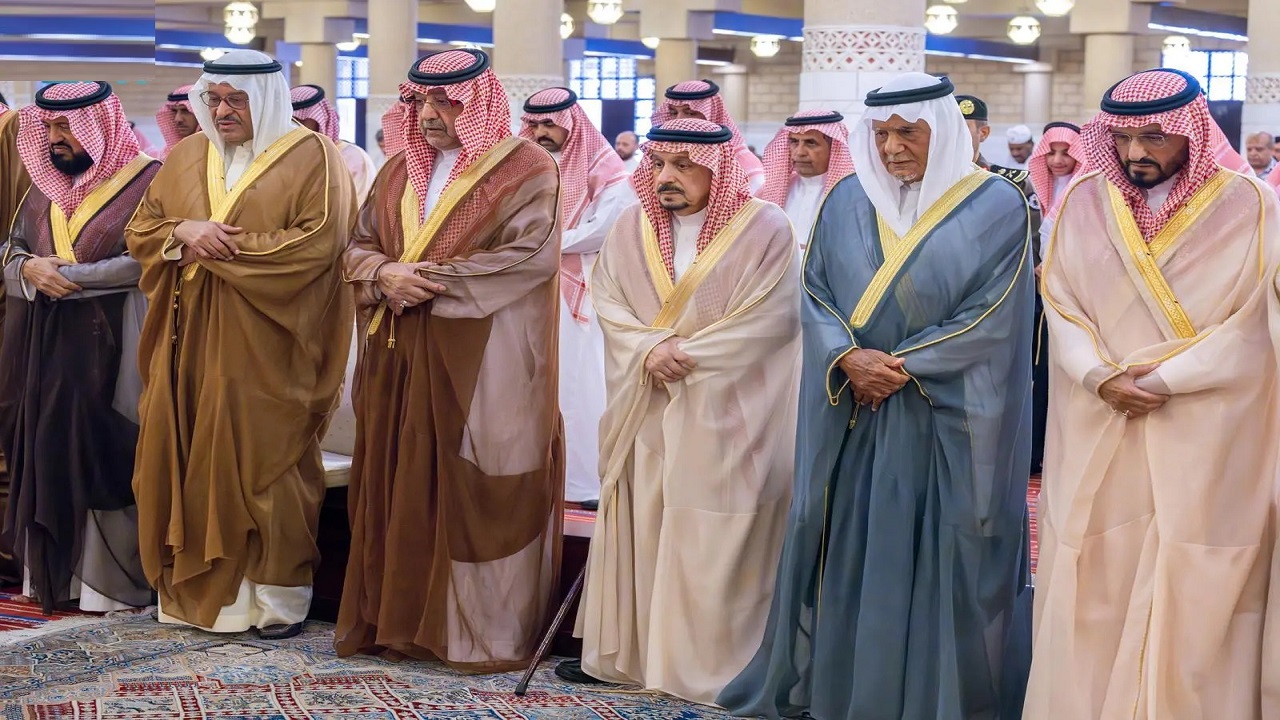 أمير الرياض يؤدي صلاة الميت على الأميرة الجوهرة بنت فيصل بن عبدالله