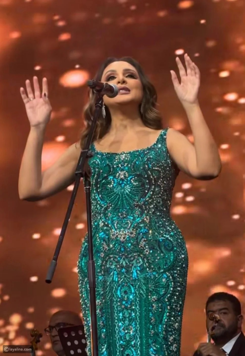 أنغام تخطف الأنظار بالأخضر الزمردي في حفل أبوظبي