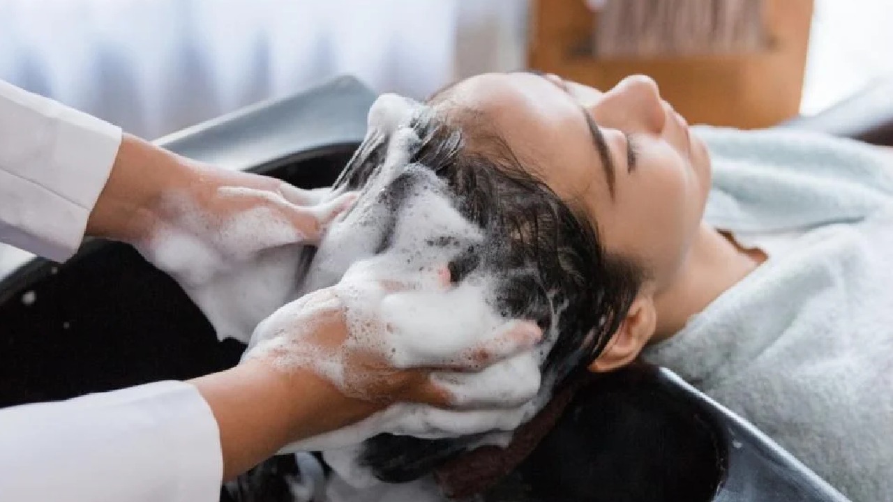 أضرار لا تتخيلها عند التوقف عن غسل الشعر بالشامبو.. فيديو