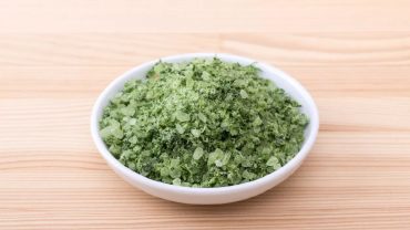 أخصائية: الملح الأخضر ليس أكثر فائدة صحياً.. فيديو