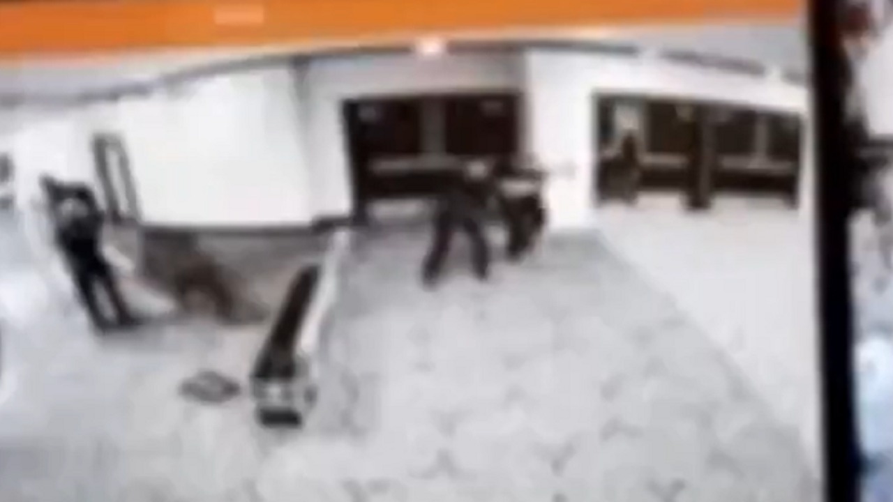 ترامب ينشر مقطع فيديو لحظة إقتحام مطلق النار في حفل العشاء بالبيت الأبيض.. فيديو