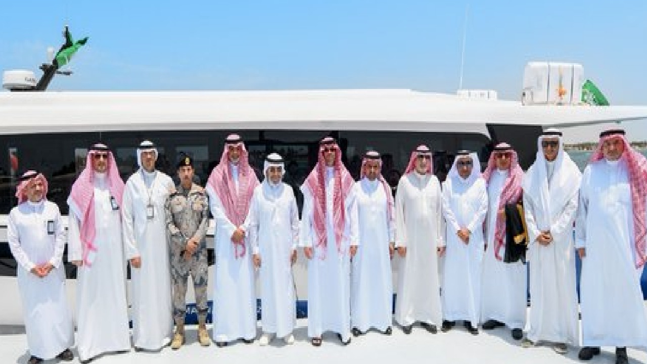 محافظ جدة يدشن خدمة التاكسي البحري الفاخر.. صور