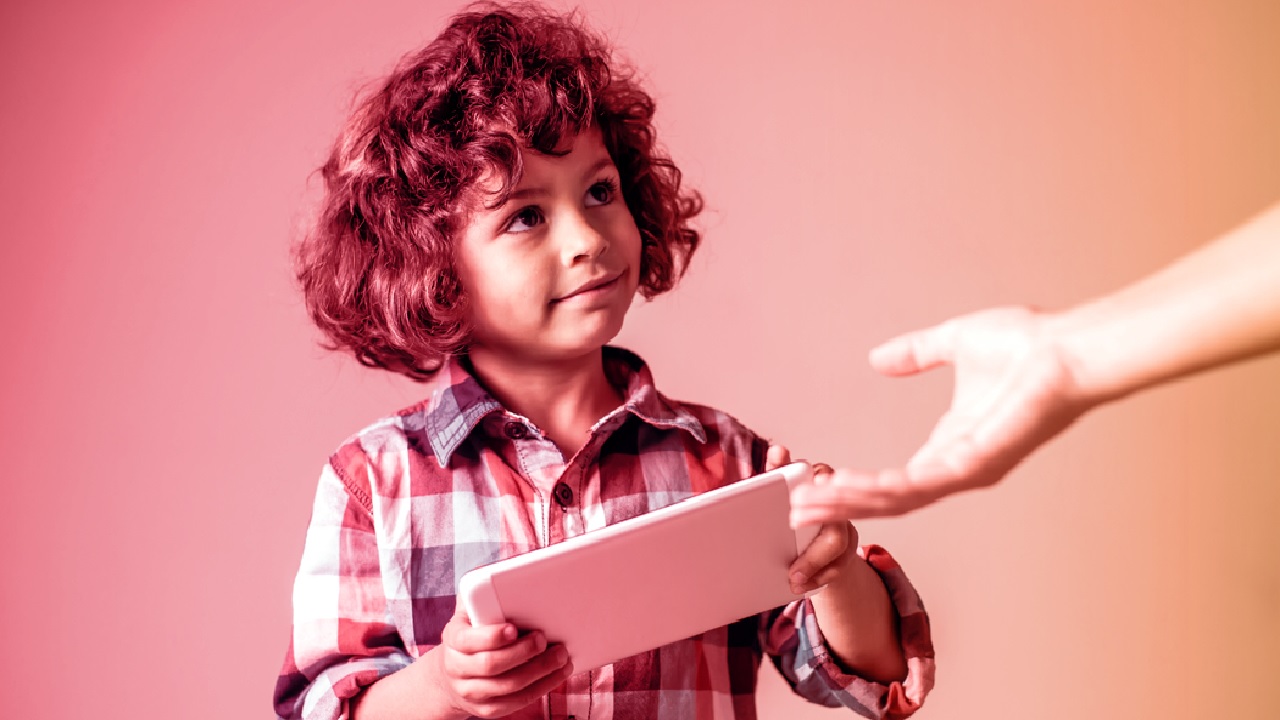 خبير تقني: منصات التواصل غير مناسبة للأطفال دون رقابة.. فيديو