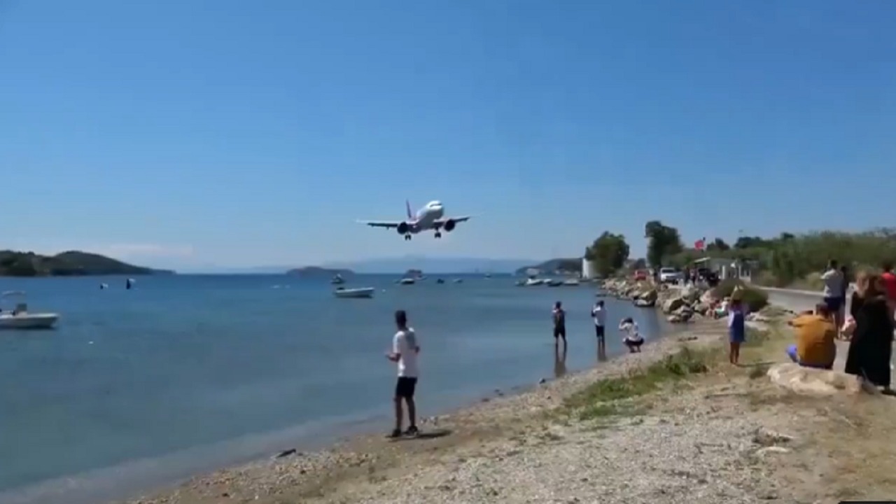 عملية هبوط مذهلة لطائرة على ارتفاع منخفض جداً بمطار سكياثوس باليونان .. فيديو