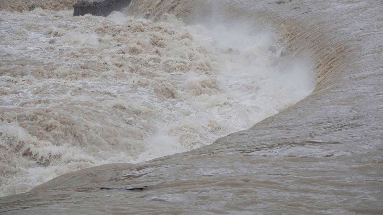 إنقاذ شخص احتجز في سيل داخل شاحنة في رنية