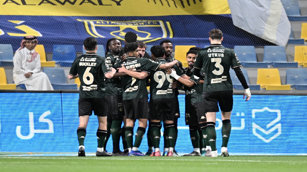 الخلود يحسم مواجهة التعاون بثنائية