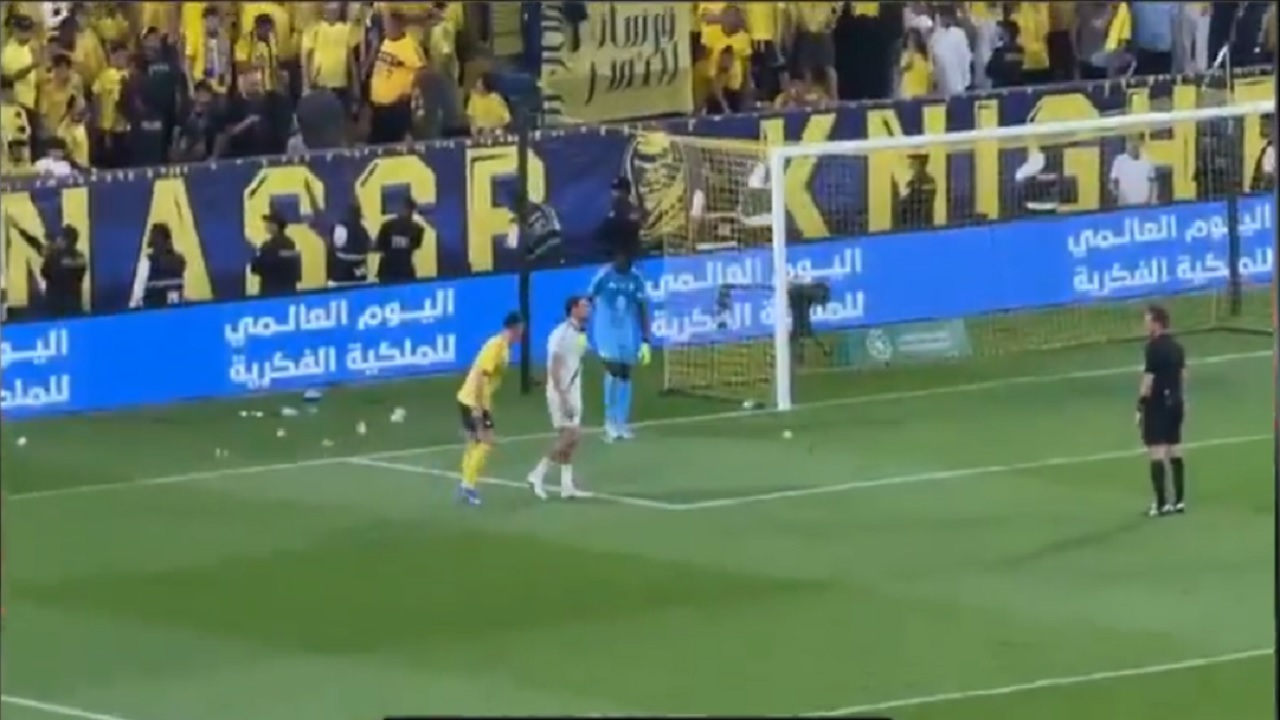 جماهير النصر تقذف ميندي بقوارير الماء ورونالدو يتدخل.. فيديو