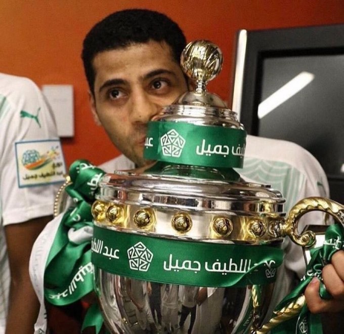 تيسير الجاسم يحمل كأس النخبة قبل نهائي الأهلي وماتشيدا