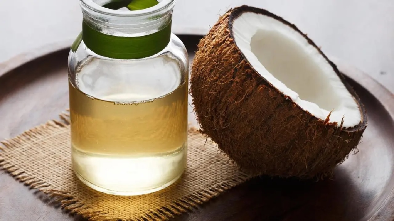 النمر: زيت جوز الهند يرفع الكوليسترول وليس صديقًا للقلب